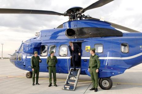 Bundespräsident Horst Köhler verläßt einen Hubschrauber der Bundespolizei.