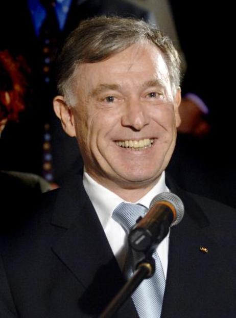 Bundespräsident Horst Köhler lachend mit Mikrofon.