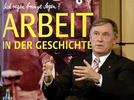 Bundespräsident Horst Köhler während einer Podiumsdiskussion zum Thema 'Arbeit in Deutschland.Lernen aus der Geschichte?' mit Preisträgern des Geschichtswettbewerbs des Bundespräsidenten.