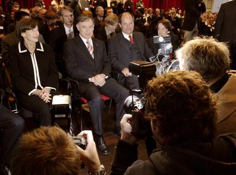 Bundespräsident Horst Köhler (2.v.l.) und seine Frau Eva Luise (mit Fotografen) während der Veranstaltung der Körber-Stiftung (r.: Christian Wriedt, Vorstandsvorsitzender der Körber-Stiftung).