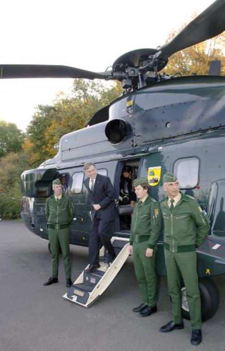 Bundespräsident Horst Köhler verlässt den Hubschrauber der Bundespolizei beim Besuch des ehemaligen Grenzdurchgangslagers Friedland.