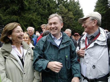 Bundespräsident Horst Köhler (2.v.l.) als Schirmherr des Deutschen Wanderverbandes mit Ehefrau Eva Luise bei einer Volkswanderung auf dem „Wanderweg der Deutschen Einheit“. Der Wanderweg verbindet die Städte Aachen (westlichste Stadt) und Görlitz (östlich