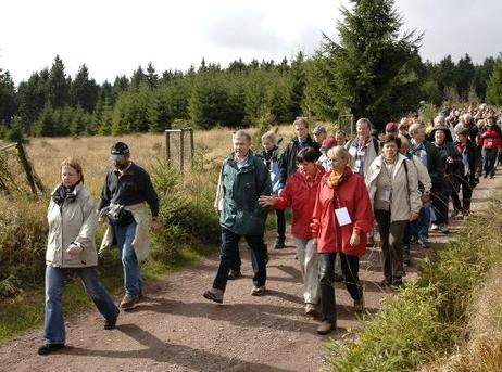 Bundespräsident Horst Köhler (mit grüner Jacke)als Schirmherr des Deutschen Wanderverbandes bei einer Volkswanderung auf dem „Wanderweg der Deutschen Einheit“. Der Wanderweg verbindet die Städte Aachen (westlichste Stadt) und Görlitz (östlichste Stadt). D