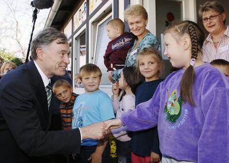 Bundespräsident Horst Köhler begrüßt ein Mädchen. Seit dem Jahr 2000 dient Friedland als Aufnahmeeinrichtung für Spätaussiedler.