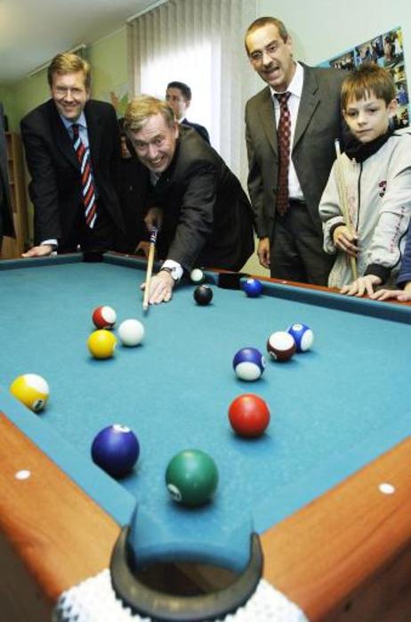 Bundespräsident Horst Köhler spielt Billard (l.: Christian Wulff, Ministerpräsident Niedersachsens).