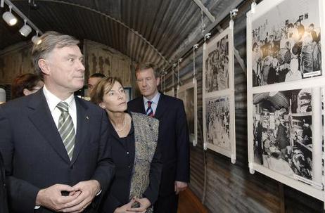 Bundespräsident Horst Köhler und seine Frau Eva Luise besichtigen eine Foto-Ausstellung über die Geschichte des Lagers in einer historischen Nissenhütte (r.: Christian Wulff, Ministerpräsident Niedersachsen).