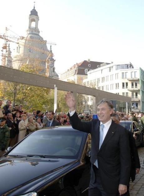 Bundespräsident Horst Köhler (winkend) nimmt an der Weihung der Frauenkirche (i.H.) 60 Jahre nach ihrer Zerstörung teil.