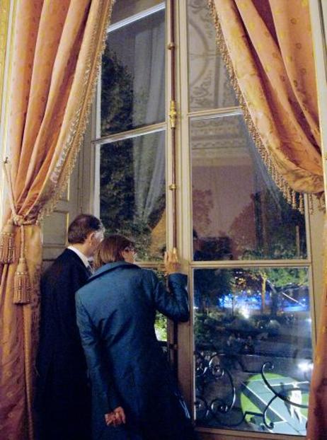 Bundespräsident Horst Köhler und Ehefrau Eva Luise bei einem Abendempfang anläßlich des Tages der Deutschen Einheit im Palais Beauharnais, der Residenz des deutschen Botschafters. Durch ein Fenster schauen sie sich eine Modenschau an.