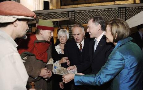 Bundespräsident Horst Köhler (2.v.r.), Ehefrau Eva Luise und Wolfgang Böhmer, Ministerpräsident von Sachsen-Anhalt (3.v.r.) mit Schauspielern in Kostümen aus der napoleonischen Zeit bei einem Abendempfang anläßlich des Tages der Deutschen Einheit im Palai