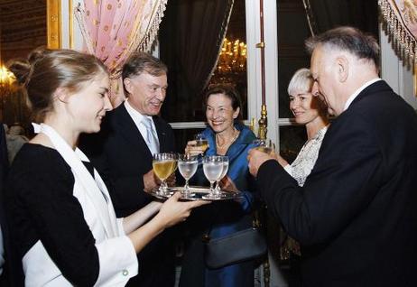 Bundespräsident Horst Köhler (2.v.l.), Ehefrau Eva Luise (3.v.l.) und Wolfgang Böhmer, Ministerpräsident von Sachsen-Anhalt (r. bei einem Abendempfang anläßlich des Tages der Deutschen Einheit im Palais Beauharnais, der Residenz des deutschen Botschafters