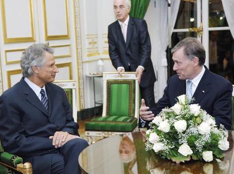 Bundespräsident Horst Köhler (r.) trifft sich am Rande des 60. Jahrestages der UNESCO mit Dominique de Villepin, französischer Premierminister. Gesprächsthema ist die 'Kontinuität der deutsch-französischen Freundschaft', unabhängig davon, welche Regierung