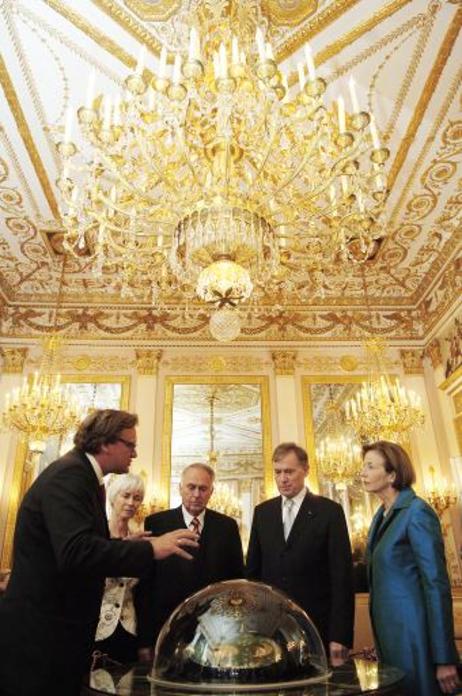 Bundespräsident Horst Köhler, Ehefrau Eva Luise (r.) und Wolfgang Böhmer, Ministerpräsident von Sachsen-Anhalt (2.v.l.) bei einem Abendempfang anläßlich des Tages der Deutschen Einheit im Palais Beauharnais, der Residenz des deutschen Botschafters. Das Bu