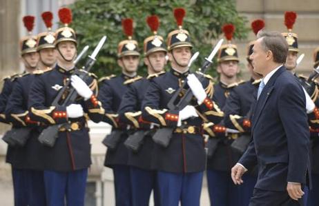 Bundespräsident Horst Köhler beim Abschreiten einer Ehrenformation der Garde Républicaine bei seiner Ankunft im Elysée-Palast.