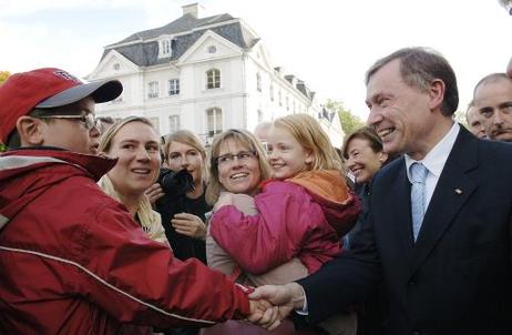 Bundespräsident Horst Köhler begrüßt einen kleinen Jungen während seines Rundgangs durch Saarbrücken. Der Bundespräsident nimmt am Staatsakt '50 Jahre Volksabstimmung zum Saarstatut' und an der Saar-Feier teil.