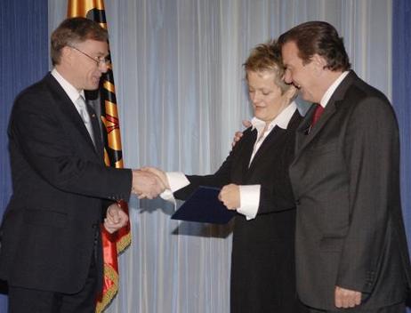 In Anwesenheit von Bundeskanzler Gerhard Schröder (r.) überreicht Bundespräsident Horst Köhler Renate Künast, Bundesministerin für Verbraucherschutz, Ernährung und Landwirtschaft, die Entlassungsurkunde.