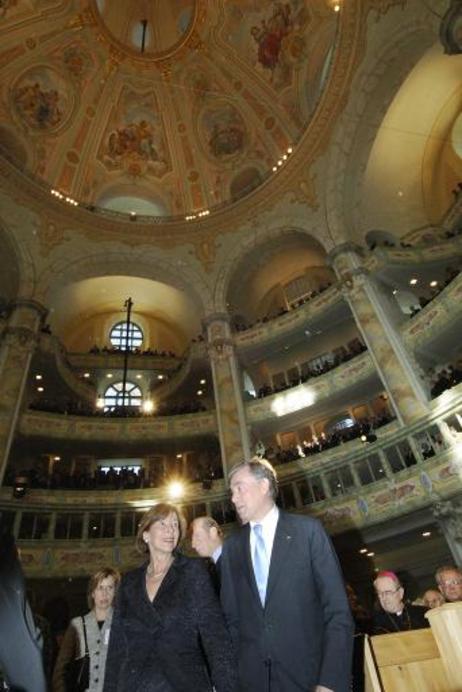 Bundespräsident Horst Köhler und seine Frau Eva Luise in der Frauenkirche. Sie wird 60 Jahre nach ihrer Zerstörung geweiht (nach mehr als elf Jahren Wiederaufbau).