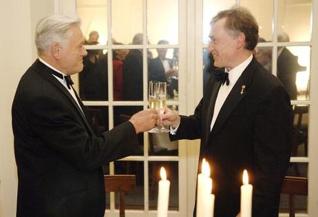 Bundespräsident Horst Köhler und Valdas Adamkus, Präsident Litauens, beim Toast während eines Abendessens im Schloss Charlottenburg.