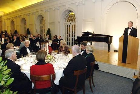 Bundespräsident Horst Köhler während seiner Ansprache beim Staatsbankett für Valdas Adamkus, Präsident Litauens (am Tisch l.).