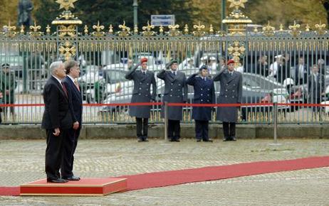 Bundespräsident Horst Köhler (r.) empfängt Valdas Adamkus, Präsident Litauens, mit militärischen Ehren im Schloss Charlottenburg.