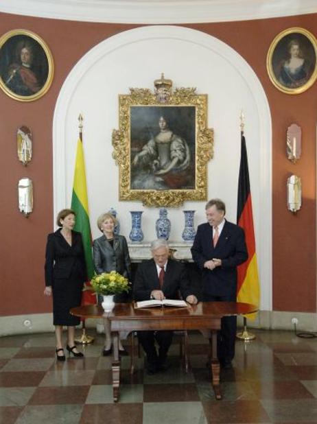 Bundespräsident Horst Köhler (r.) und Valdas Adamkus, Präsident Litauens, der sich im Schloss Charlottenburg in das Gästebuch einträgt (v.l.: Eva Luise Köhler; Alma Adamkiene).