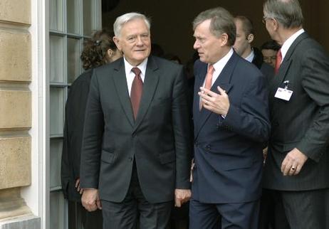 Bundespräsident Horst Köhler (r.) empfängt Valdas Adamkus, Präsident Litauens, zu einem Gespräch im Schloss Charlottenburg.