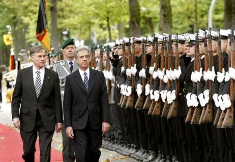 Bundespräsident Horst Köhler (l.) empfängt Tabaré Vázquez, Präsident der Republik Östlich des Uruguay, im Garten des Gästehauses Pacelliallee mit militärischen Ehren.