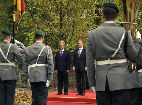 Bundespräsident Horst Köhler (r.) empfängt Tabaré Vázquez, Präsident der Republik Östlich des Uruguay, im Garten des Gästehauses Pacelliallee mit militärischen Ehren.