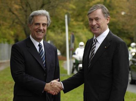 Bundespräsident Horst Köhler begrüßt Tabaré Vázquez, Präsident der Republik Östlich des Uruguay, zu einem Gespräch im Gästehaus Pacelliallee.