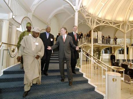 Bundespräsident Horst Köhler im Gespräch mit Teilnehmern der Konferenz 'Partnerschaft mit Afrika' auf einer Treppe im Gästehaus der Regierung auf dem Petersberg.