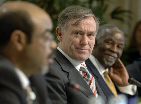 Bundespräsident Horst Köhler (M.) während einer Podiumsdiskussion im Rahmen der Konferenz 'Partnerschaft mit Afrika' auf dem Petersberg (l.: Meles Zenawi, Ministerpräsident von Äthiopien; r.: Thabo Mbeki, Präsident Südafrikas).