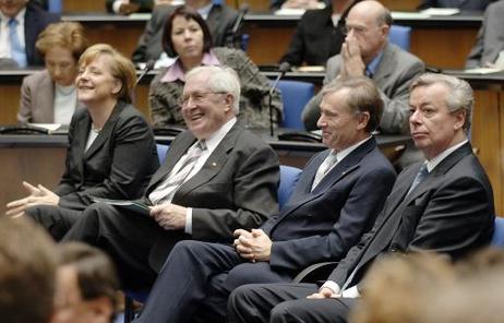 Bundespräsident Horst Köhler (2.v.r.) während der Festveranstaltung '50 Jahre Konrad-Adenauer-Stiftung' im alten Plenarsaal des Deutschen Bundestages (l.: Angela Merkel, Vorsitzende der CDU und designierte Bundeskanzlerin; 2.v.l.: Bernhard Vogel, Vorsitze