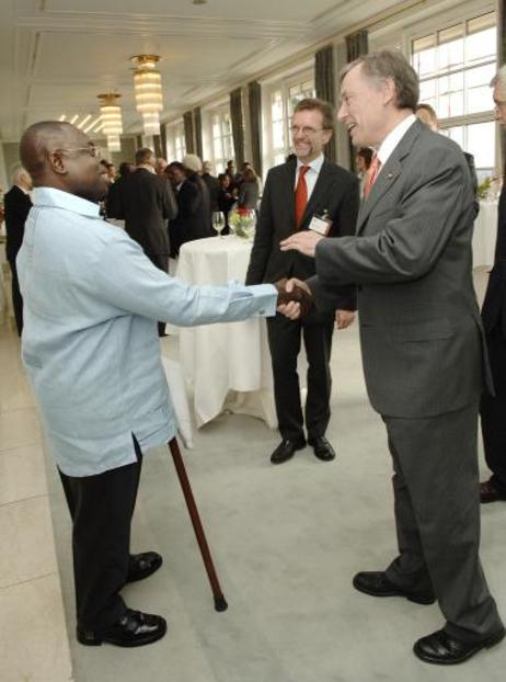 Bundespräsident Horst Köhler begrüßt den Politik-Wissenschaftler Emmanuel Gyimah-Boadi aus Ghana.