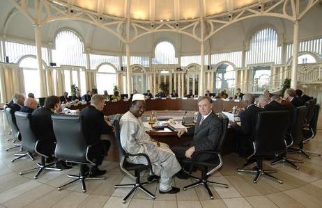 Bundespräsident Horst Köhler und Alpha Oumar Konare, Vorsitzender der Kommission der Afrikanischen Union, während der Konferenz 'Partnerschaft mit Afrika'. An der Konferenz auf dem Petersberg nehmen afrikanische Präsidenten, Ministerpräsidenten und ehemal