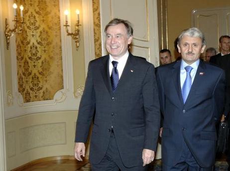 Bundespräsident Horst Köhler (l.) wird von Mikulas Dzurinda, Ministerpräsident der Slowakischen Republik, im Regierungsamt zu einem Gespräch begrüßt.