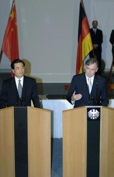 Bundespräsident Horst Köhler (r.) und Hu Jintao, Staatspräsident Chinas, informieren die Presse über ihr Gespräch.