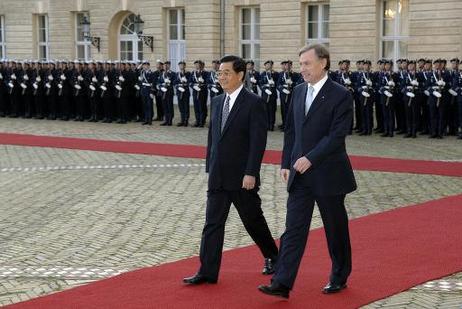 Bundespräsident Horst Köhler begrüßt Hu Jintao, Staatspräsident Chinas, mit militärischen Ehren im Schloss Charlottenburg.
