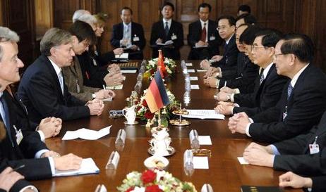 Bundespräsident Horst Köhler (l.M.) und Hu Jintao, Staatspräsident Chinas (r.M.) während der Delegationsgespräche.