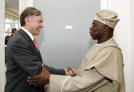 Bundespräsident Horst Köhler begrüßt Olusegun Obasanjo, Präsident Nigerias, zur Konferenz 'Partnerschaft mit Afrika' auf dem Petersberg.