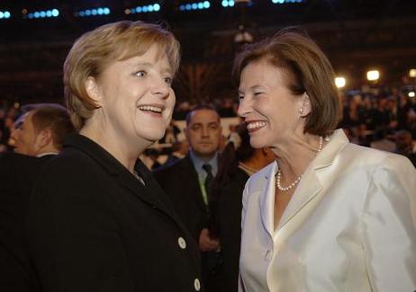 Bundeskanzlerin Angela Merkel im Gespräch mit Eva Luise Köhler während der Gala zur Endrundenauslosung für die FIFA Fussball-Weltmeisterschaft Deutschland 2006 in Leipzig.