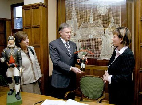 Bundespräsident Horst Köhler (mit Bergmann-Leuchter) und seine Frau Eva Luise im Gespräch mit Oberbürgermeisterin Barbara Klepsch im Rathaus der Stadt.