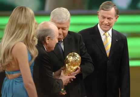 Bundespräsident Horst Köhler (2.v.r.) während der Gala anlässlich der Endrundenauslosung für die FIFA Fussball-Weltmeisterschaft Deutschland 2006 in Leipzig (l.: Moderatorin Heidi Klum; 2.v.l.: FIFA-Präsident Josef (Sepp) Blatter; 3.v.r.: UEFA-Präsident L