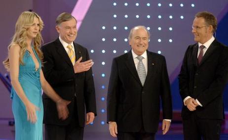 Bundespräsident Horst Köhler (2.v.l.) während der Gala anlässlich der Endrundenauslosung für die FIFA Fussball-Weltmeisterschaft Deutschland 2006 in Leipzig (l.: Moderatorin Heidi Klum; 2.v.r.: FIFA-Präsident Josef (Sepp) Blatter; r.: Moderator Reinhold B