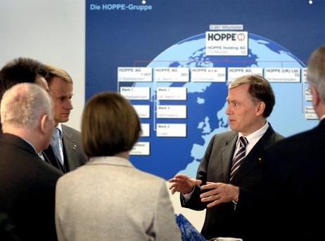 Bundespräsident Horst Köhler (2.v.r.) im Gespräch mit Mitarbeitern der Frima Hoppe AG.