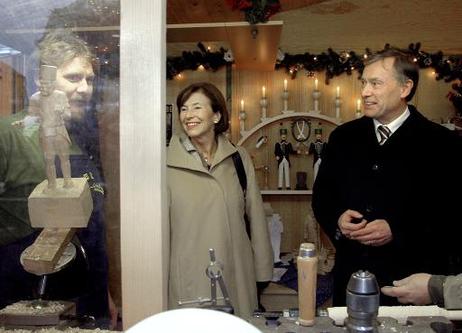 Bundespräsident Horst Köhler (r.) und seine Frau Eva Luise auf dem Weihnachtsmarkt in der Schnitzerwerkstatt des freischaffenden Holzbildhauers Jens Breitfeld (l.).