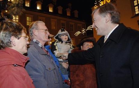 Bundespräsident Horst Köhler im Gespräch mit Bürgern von Eisleben während eines Rundgangs über den Weihnachtsmarkt.