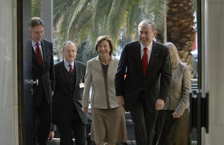 Bundespräsident Horst Köhler und seine Frau Eva Luise besuchen die Residenz des deutschen Botschafters in Spanien (Eingangsbereich).