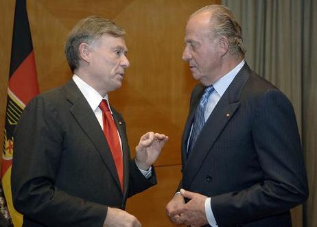 Bundespräsident Horst Köhler (l.) im Gespräch mit König Juan Carlos I von Spanien, am Rande des deutsch-spanischen Forums.