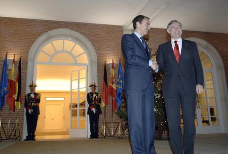 Bundespräsident Horst Köhler wird von José Luis Rodriguez Zapatero, Ministerpräsident Spaniens, im Moncloa-Palast zu einem Gespräch begrüßt.