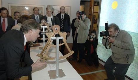 Bundespräsident Horst Köhler in der Ausstellung 'Alexander von Humboldt: Eine neue Vision der Welt' im Museo Nacional de Ciencias Naturales (betrachten Exponate und werden dabei fotografiert).