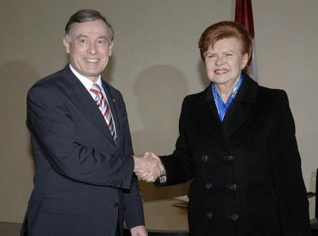 Bundespräsident Horst Köhler begrüßt Vaira Vike-Freiberga, Präsidentin Lettlands, zu einem Gespräch im Bundespräsidialamt.